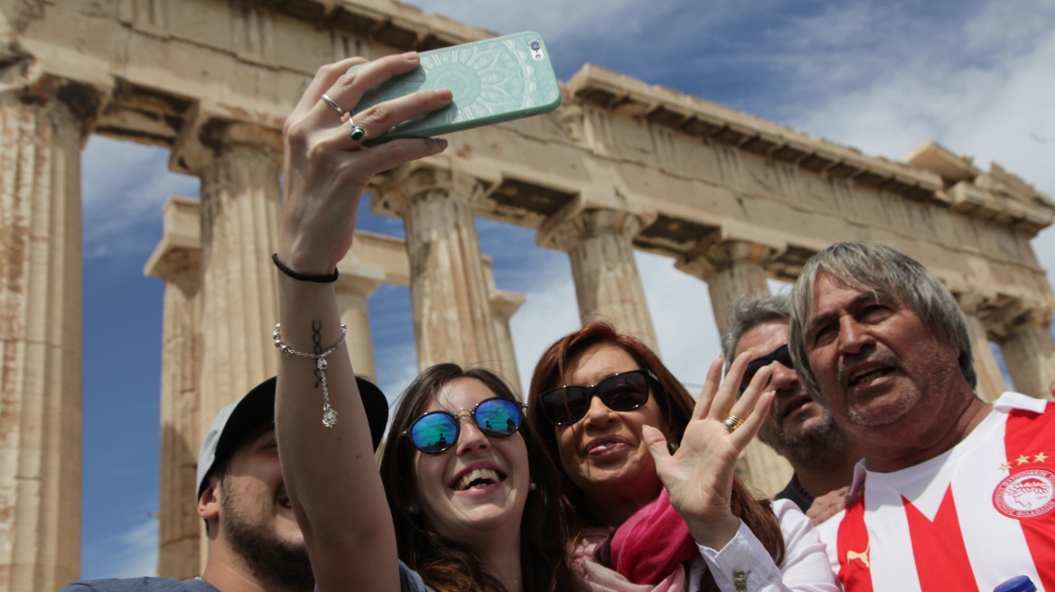 Η Κριστίνα Φερνάντες - Κίρχνερ στην Ακρόπολη και η selfie με τους τουρίστες